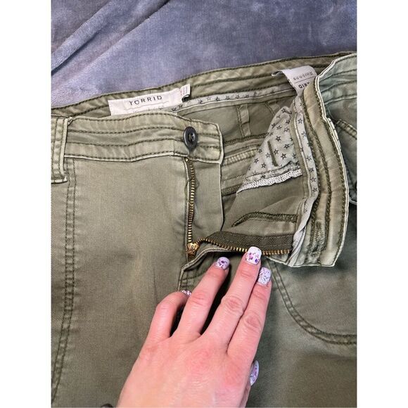 Torrid Pants Womens Size 22 Olive Green Crop Twill Military Mid Rise Stretch - Picture 3 of 11